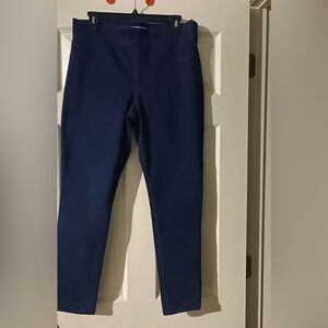 NWOT- Elle skinny leg jeans. Size Large.